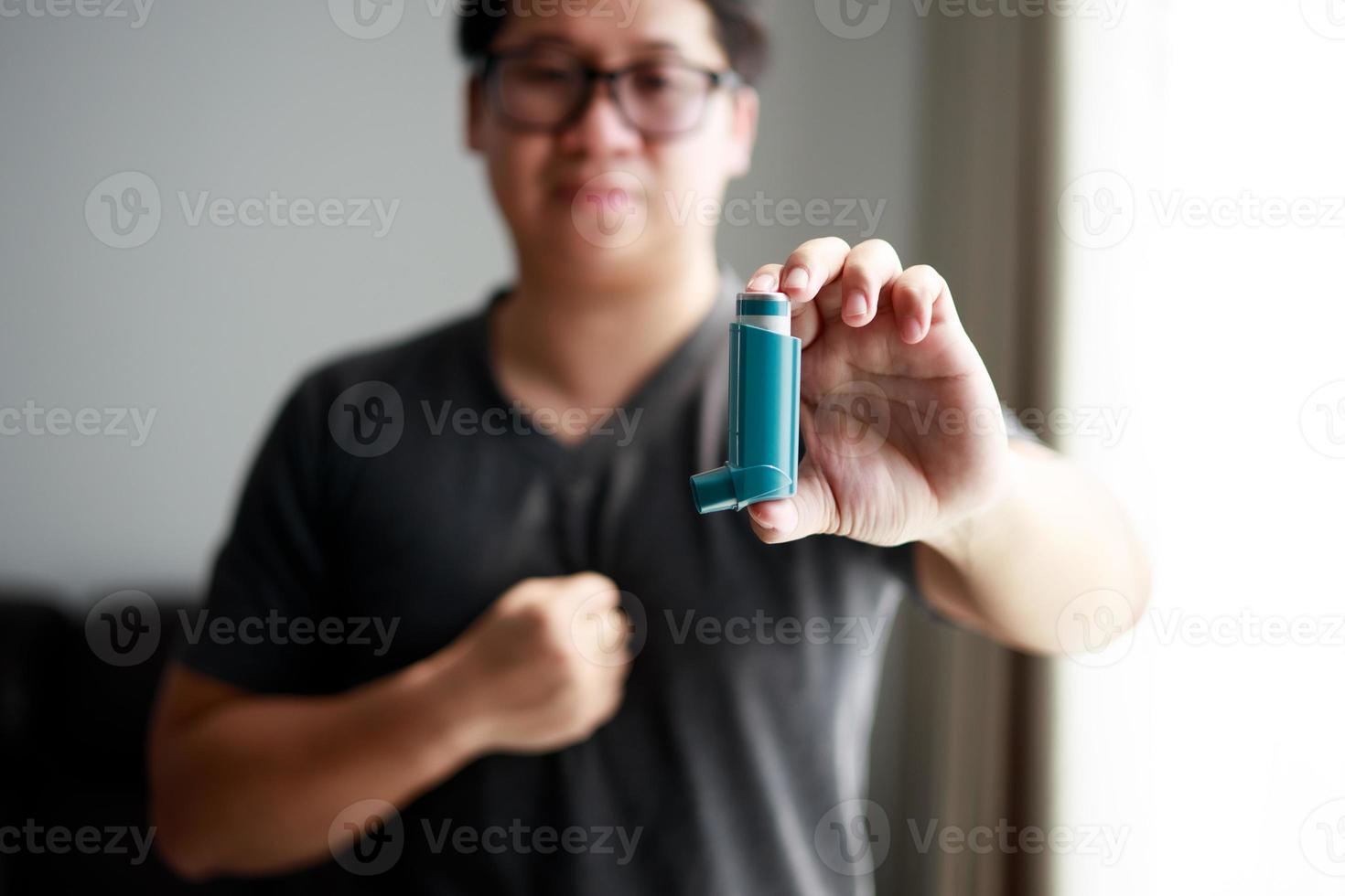 ziek Aziatisch jong Mens gebruik makend van vernevelaar voor astma en ademhalings ziekten Bij huis. foto