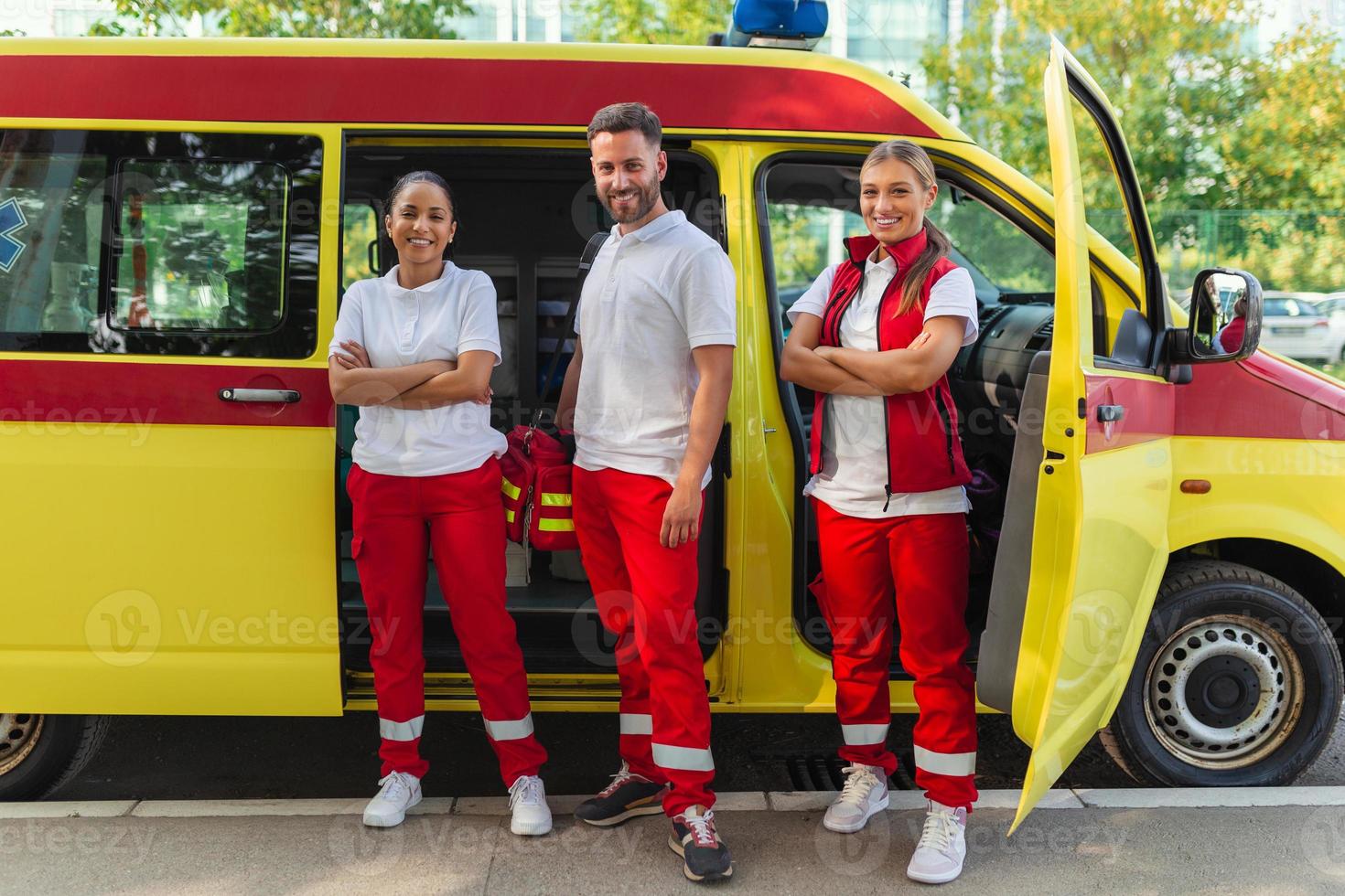 paramedici Bij werk met een ambulance. paramedicus verpleegster en noodgeval dokter Bij ambulance met uitrusting foto