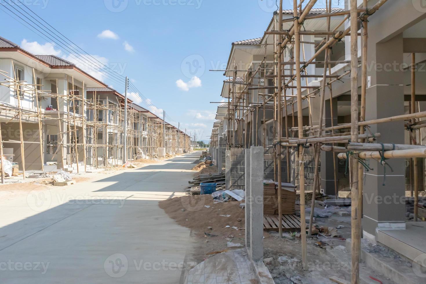 bouw woon- nieuw huis in vooruitgang Bij gebouw plaats behuizing landgoed ontwikkeling foto