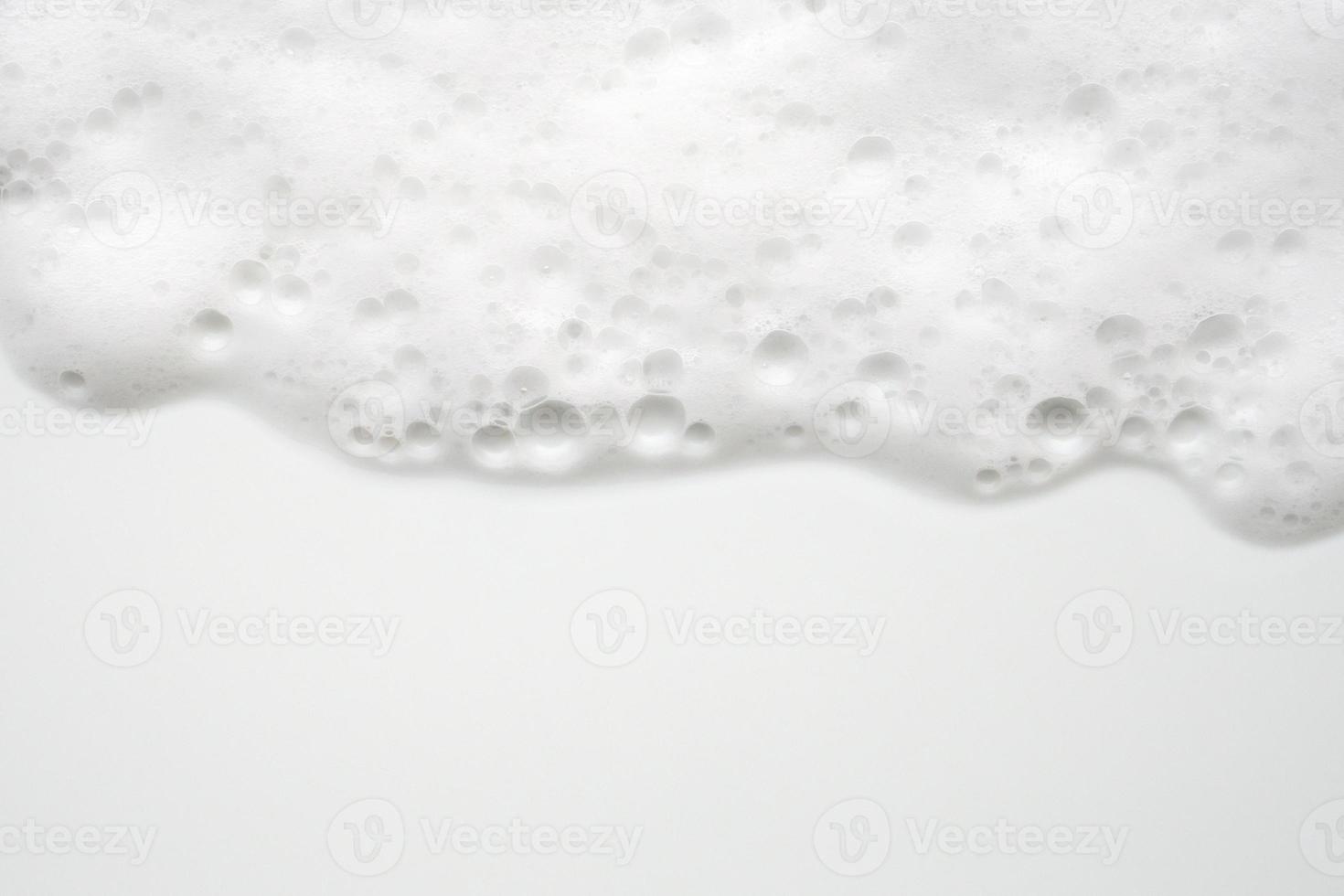abstract wit zeep schuim bubbels structuur Aan wit achtergrond foto