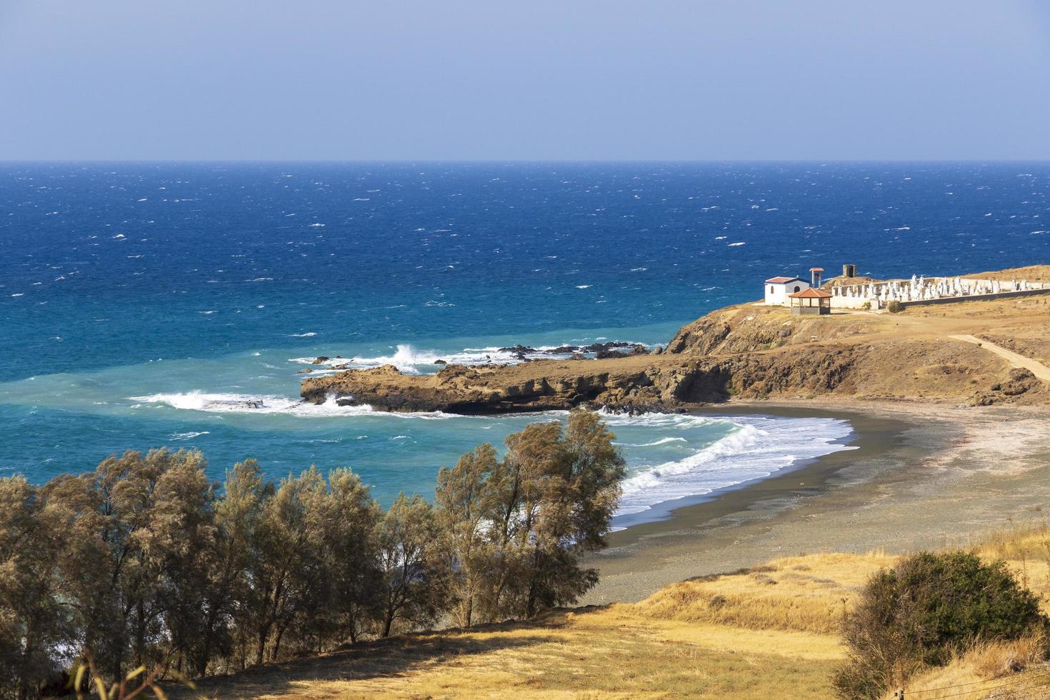 uitzicht op het strand van het dorp Pachyamos in cyprus foto