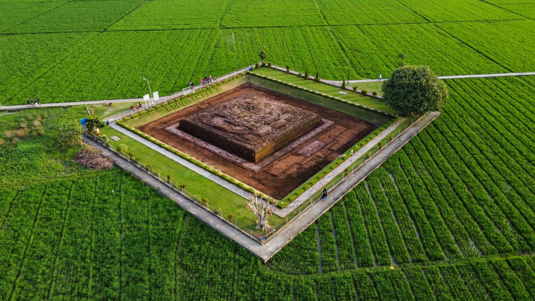 Karawang, Indonesië 2021 - luchtfoto drone-weergave van de Blandongan-tempel in Karawang en omgeven door groen gras foto