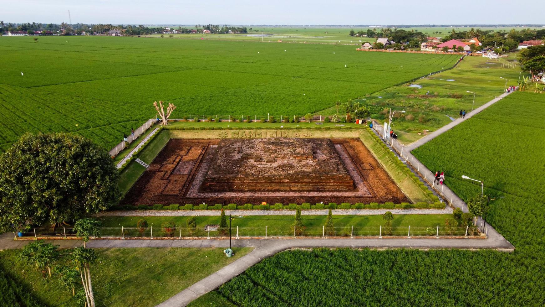 Karawang, Indonesië 2021 - luchtfoto drone-weergave van de Blandongan-tempel in Karawang en omgeven door groen gras foto