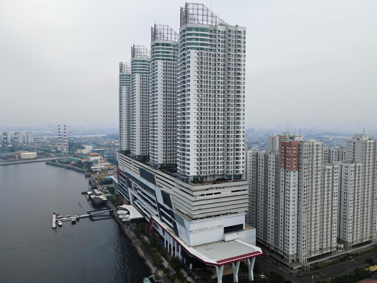 jakarta, indonesië 2021- luchtfoto drone-weergave van muara angke strand met houten boten die naast de pier leunen foto