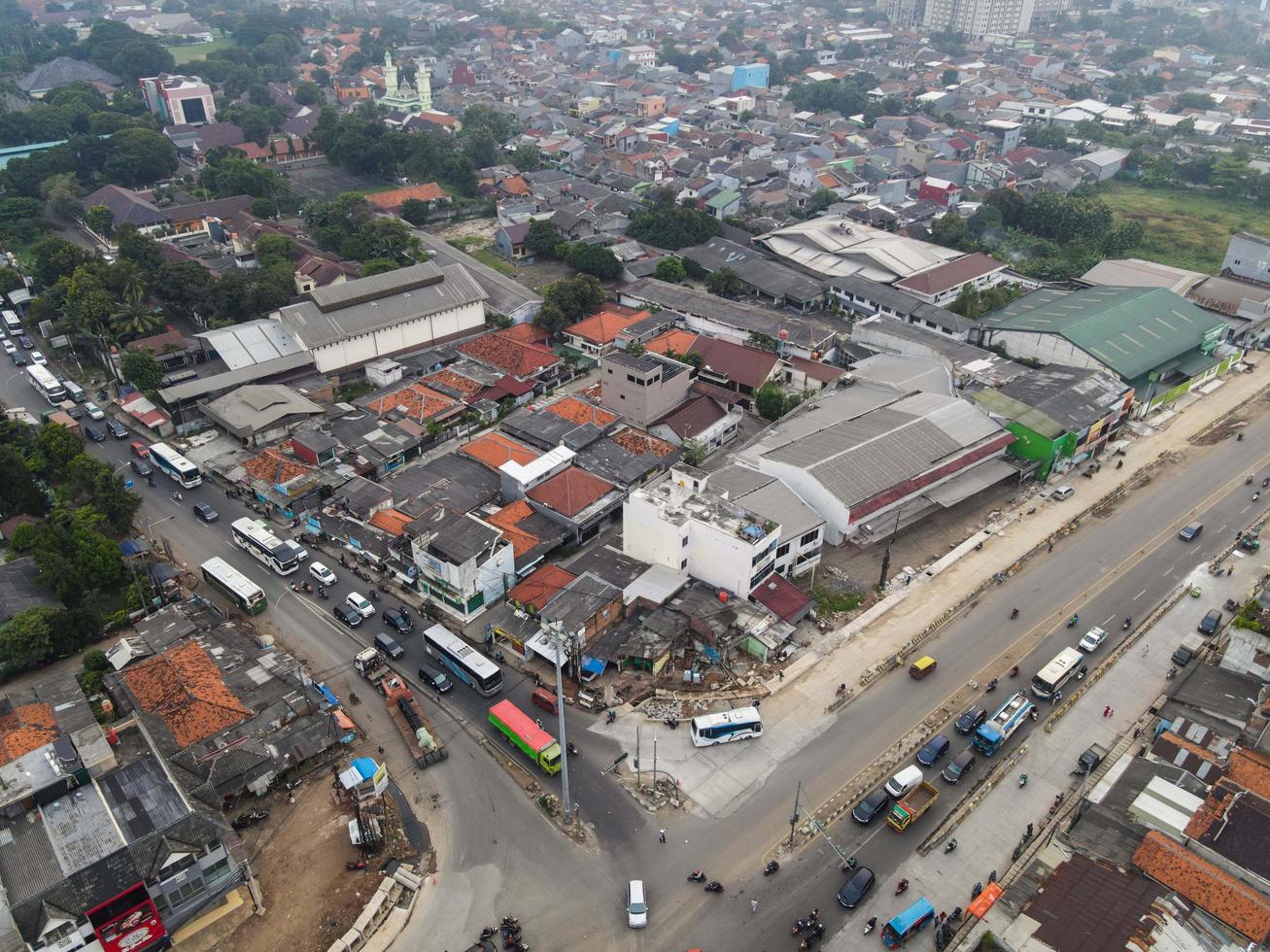 Bekasi, Indonesië 2021 - Verkeersopstopping in de vervuilde straten van Bekasi met het hoogste aantal motorvoertuigen en verkeersopstoppingen foto