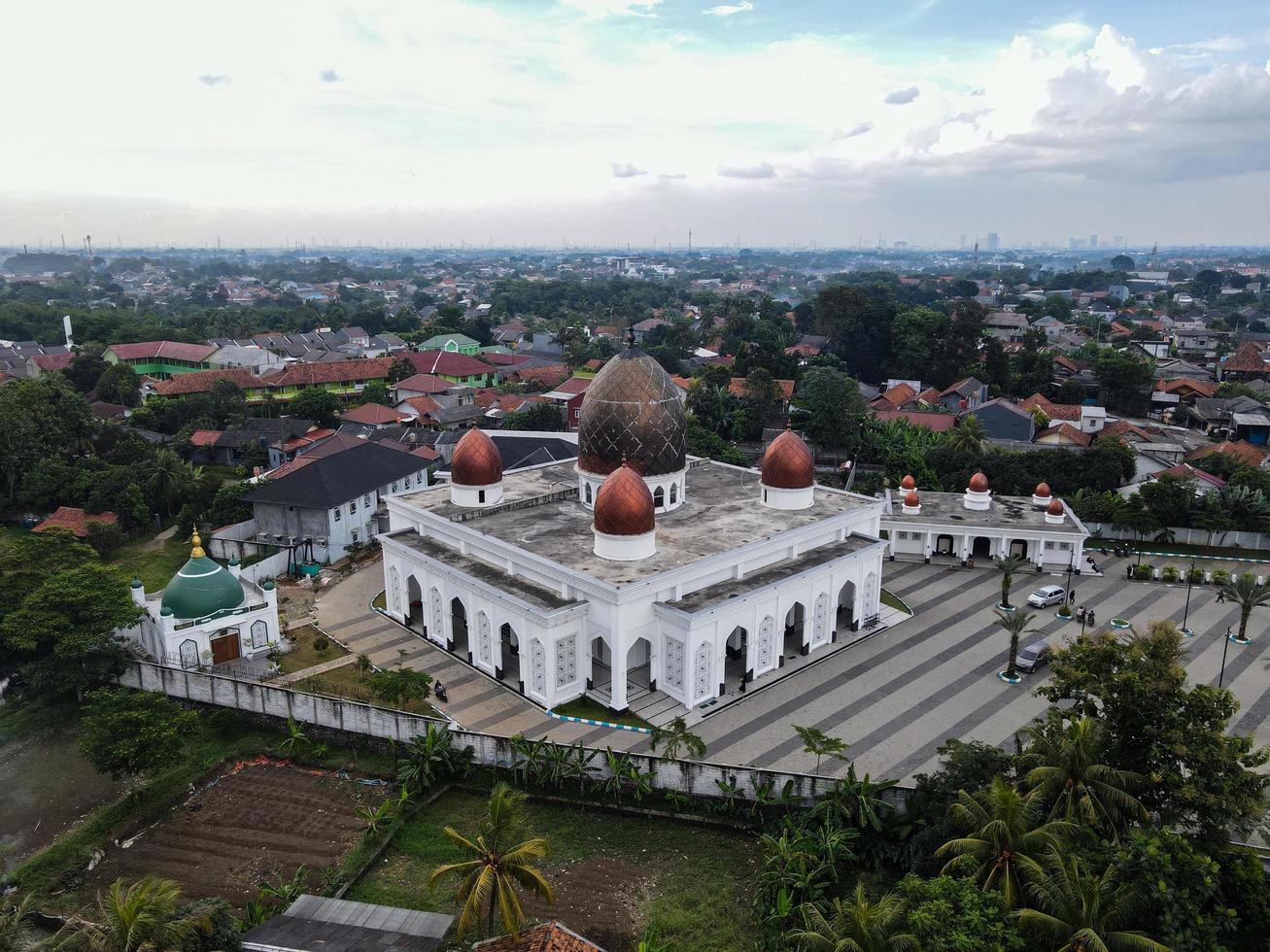 depok, indonesië 2021- nurul mustofa centrum moskee panorama, uitzicht op de grootste moskee in depok foto