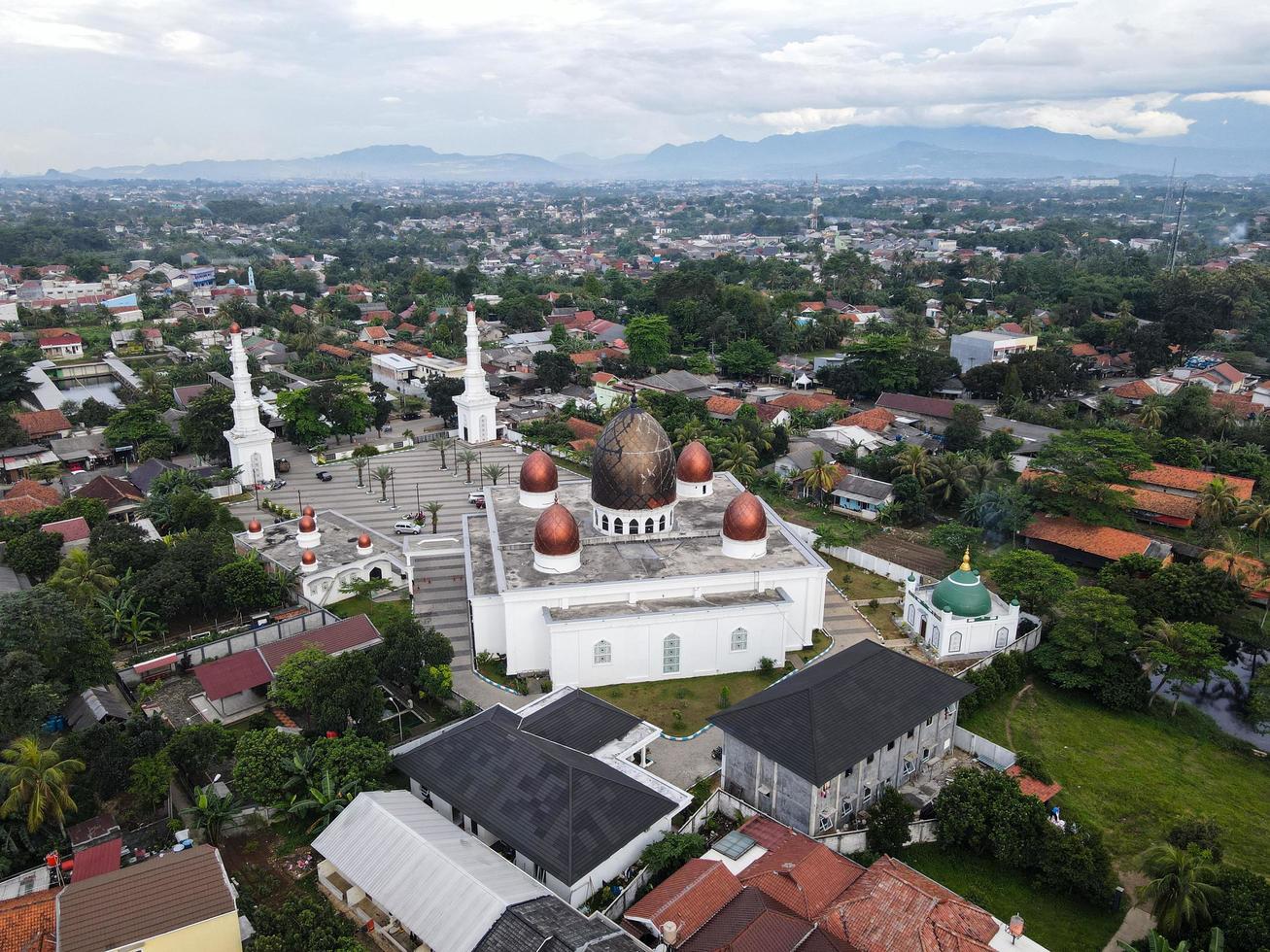 depok, indonesië 2021- nurul mustofa centrum moskee panorama, uitzicht op de grootste moskee in depok foto