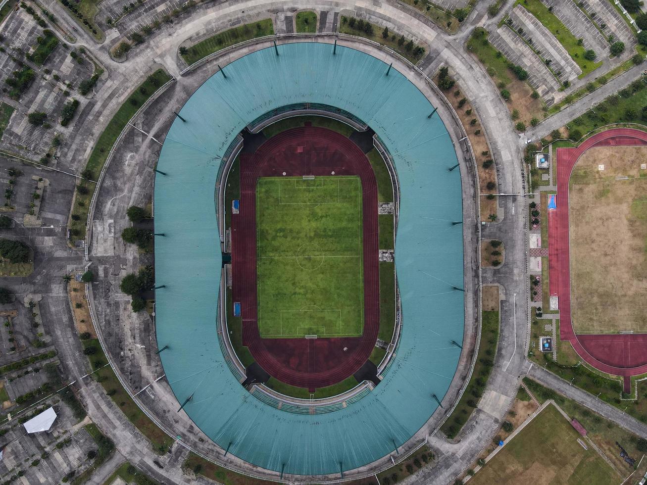 bogor, indonesië 2021 - luchtfoto van het grootste stadion pakansari-stadion van drone met wolken en zonsondergang foto