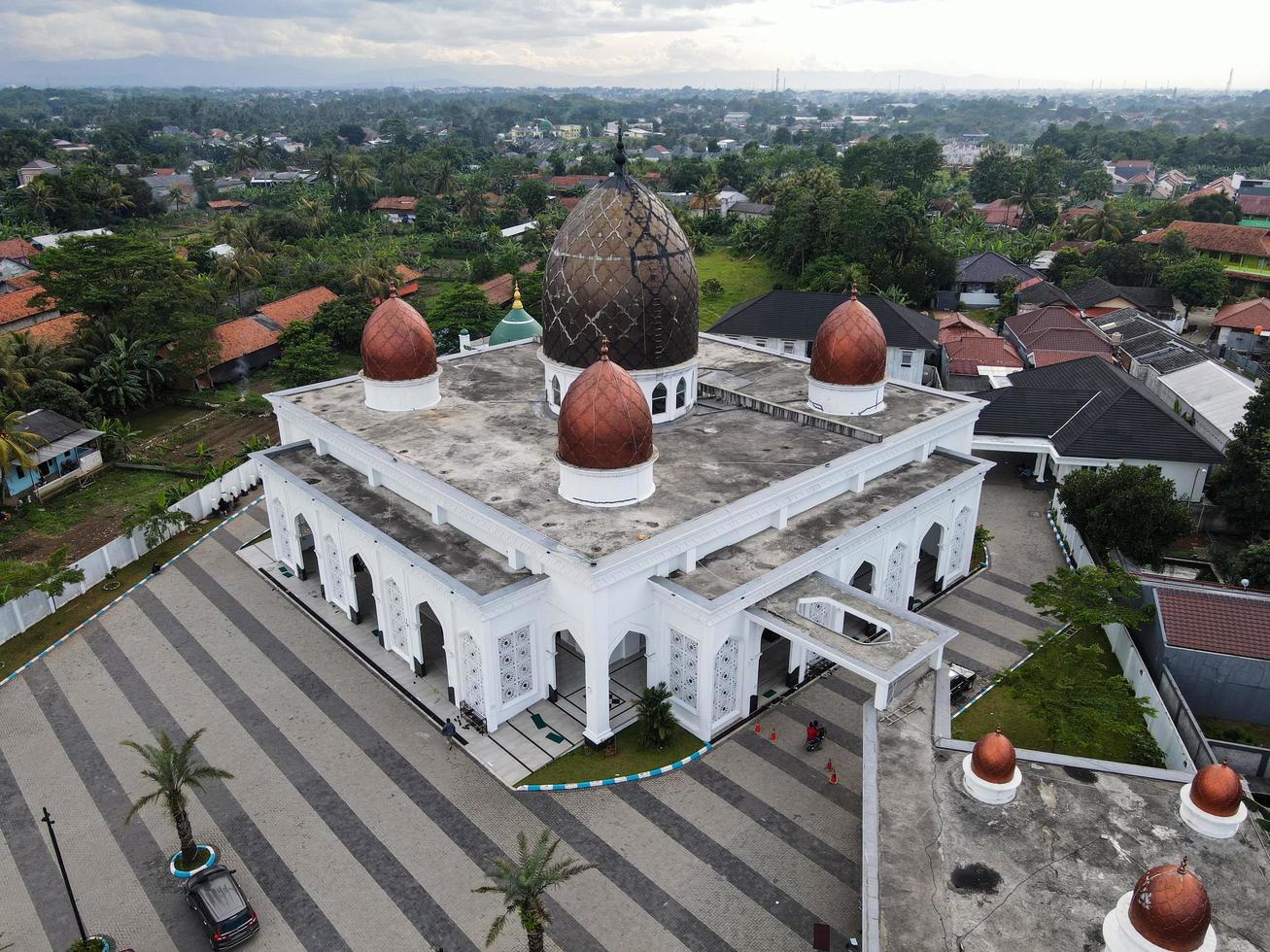 depok, indonesië 2021- nurul mustofa centrum moskee panorama, uitzicht op de grootste moskee in depok foto