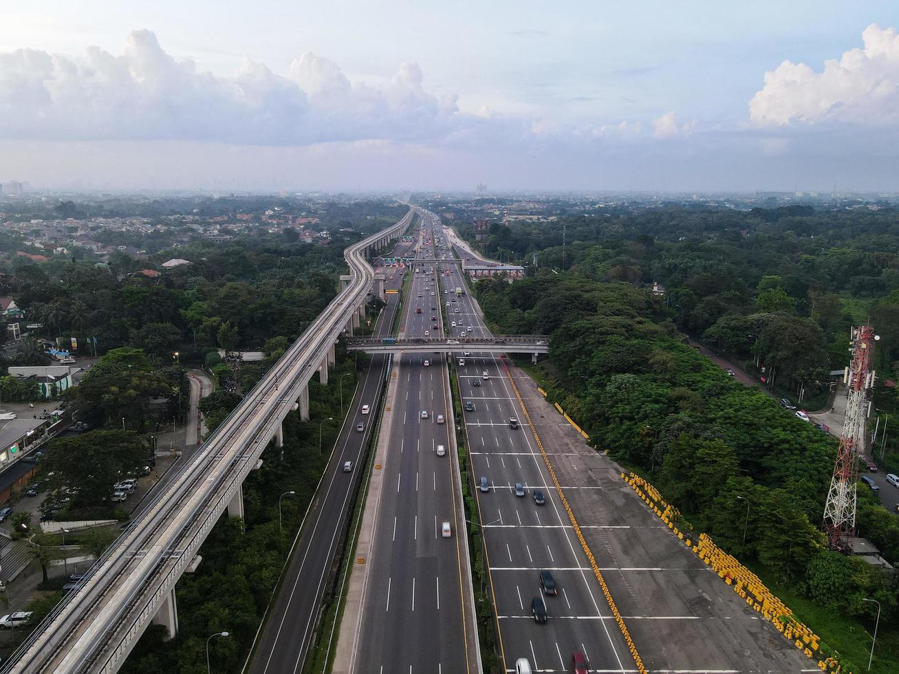 Jakarta, Indonesië 2021 - luchtfoto van snelwegkruising in de stad Jakarta foto
