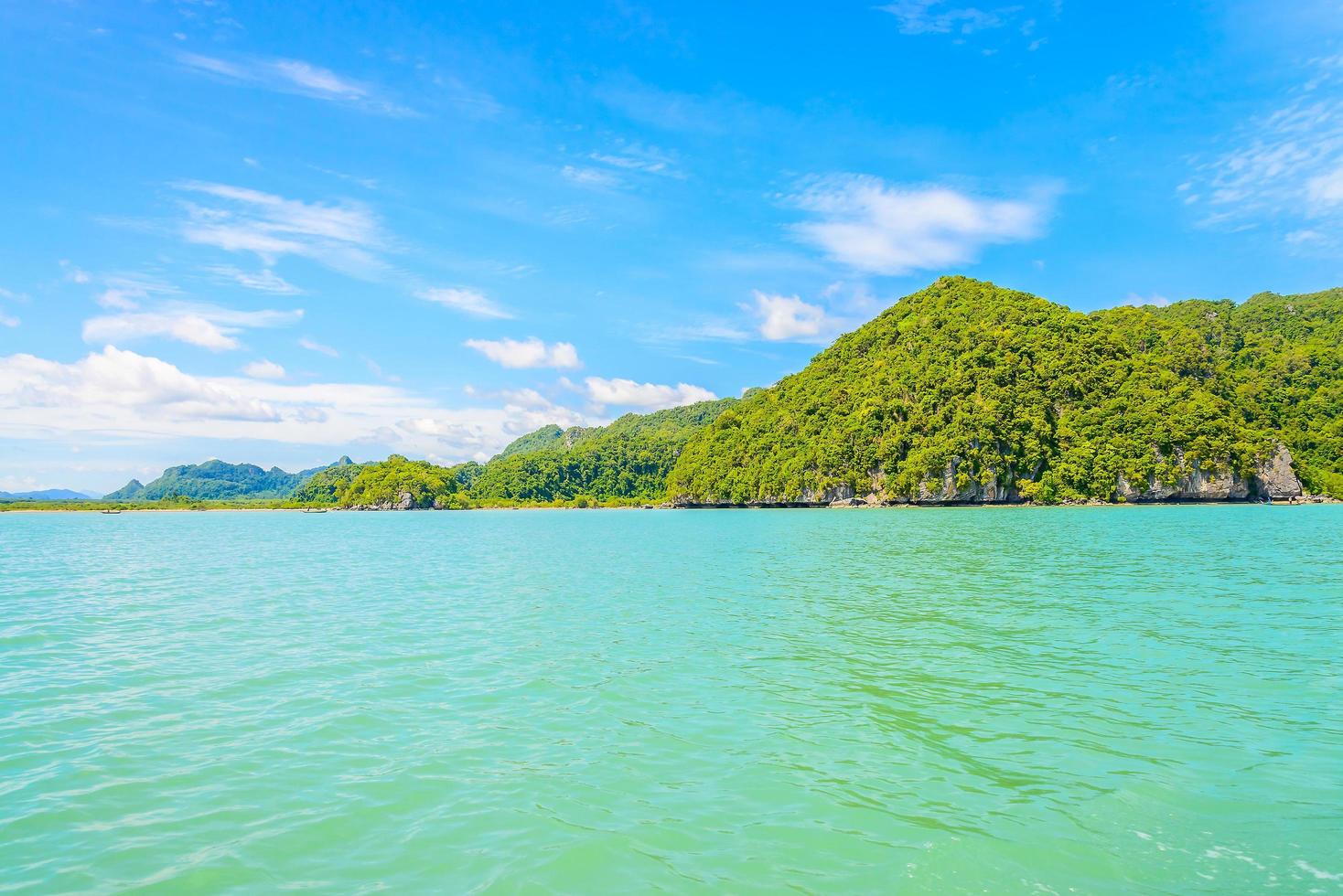 prachtig tropisch eiland en zee in thailand foto