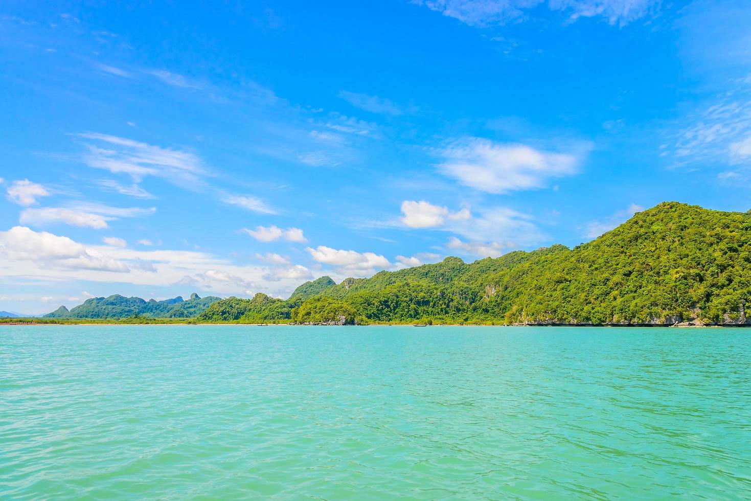 prachtig tropisch eiland en zee in thailand foto