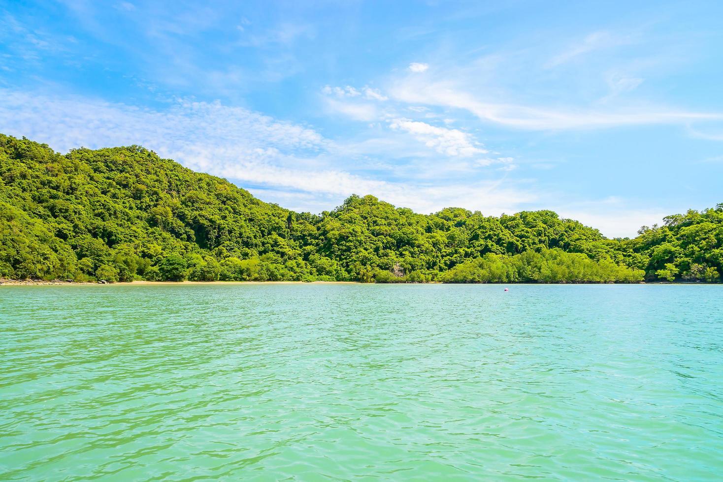 prachtig tropisch eiland en zee in thailand foto