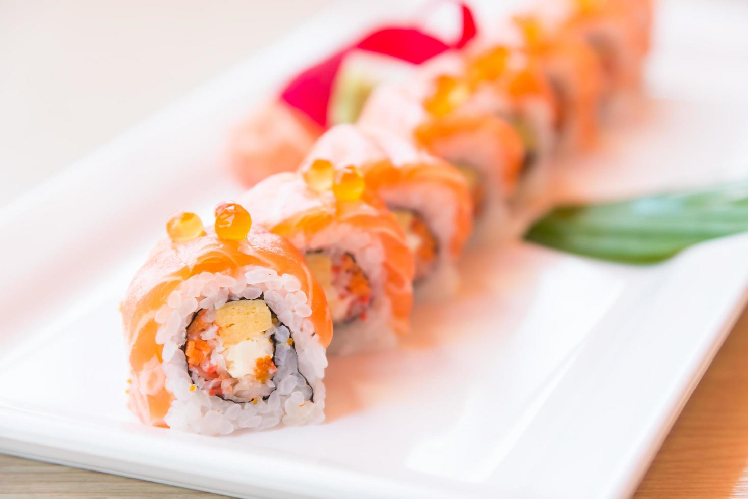 selectieve focus punt zalm sushi roll foto