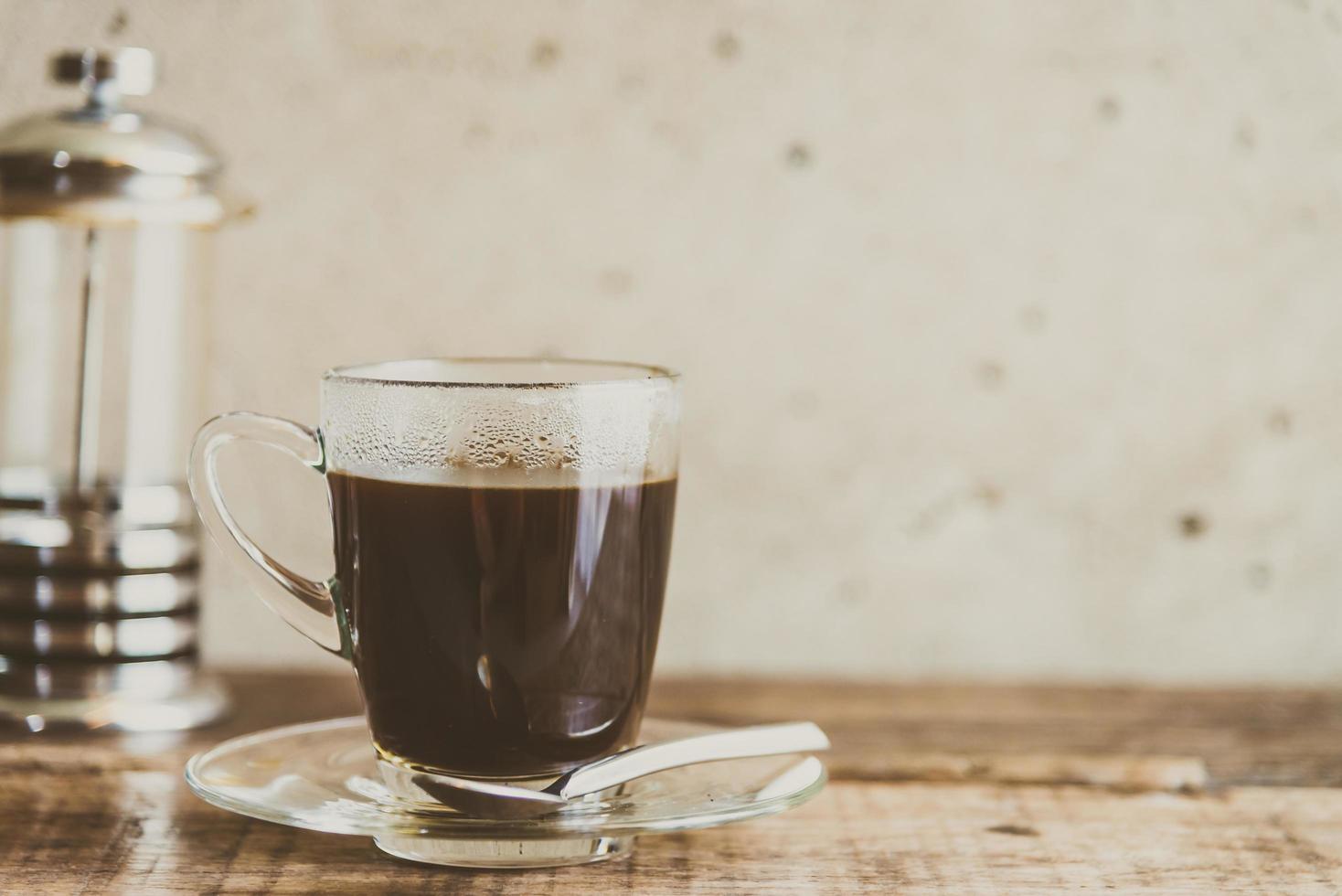 zwarte koffie in koffiekopje foto