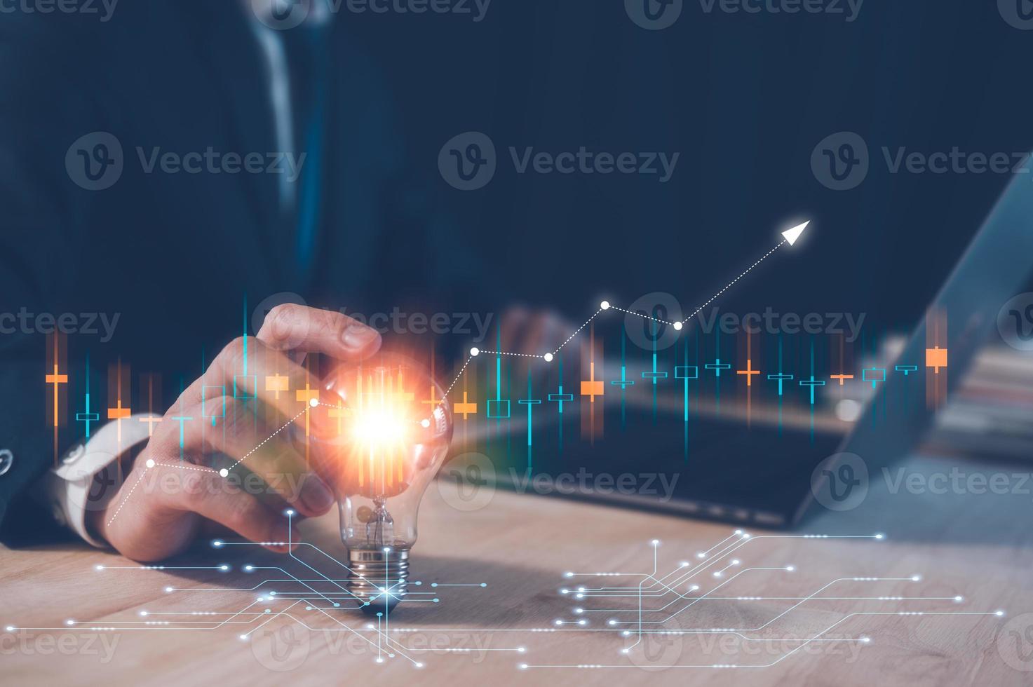 investering strategie en ideeën concept, zakenman Holding licht lamp met virtueel handel diagram en werken Aan computer laptop Aan tafel in kantoor, besparing en investering idee, creatief nieuw rijkdom. foto