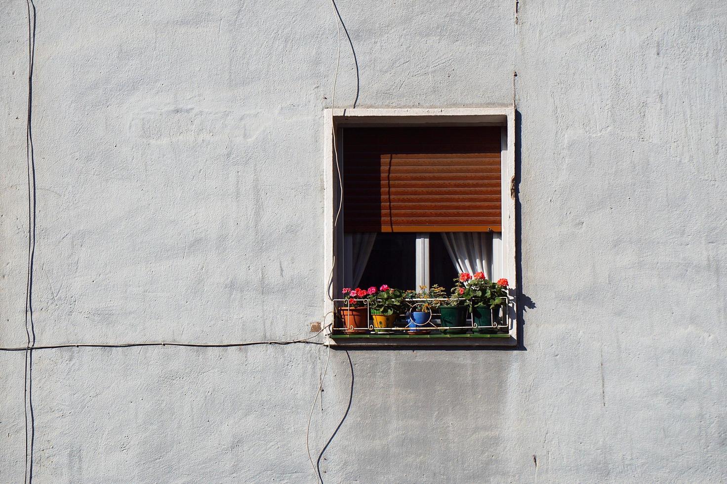 venster op de witte gevel van een huis foto