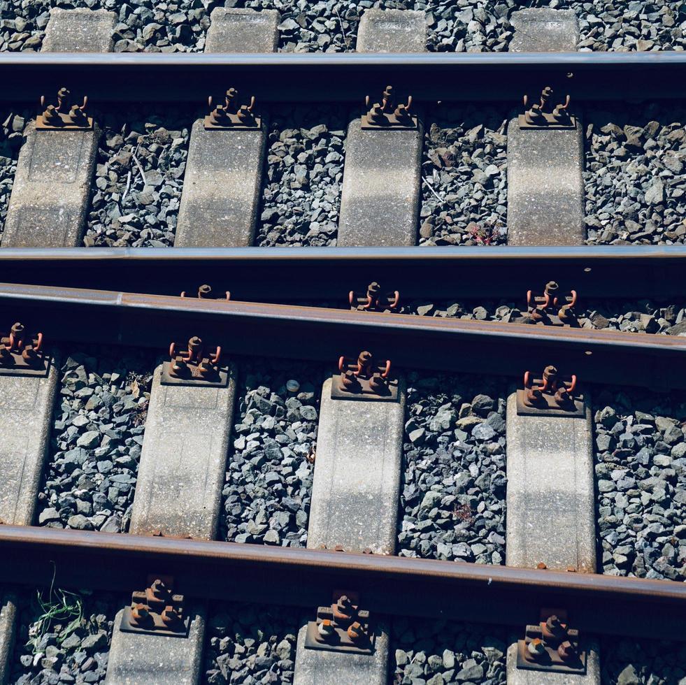 trein spoorbanen in het station foto