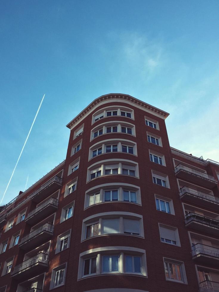 vliegtuig vliegt in de blauwe lucht in de stad Bilbao, Spanje foto