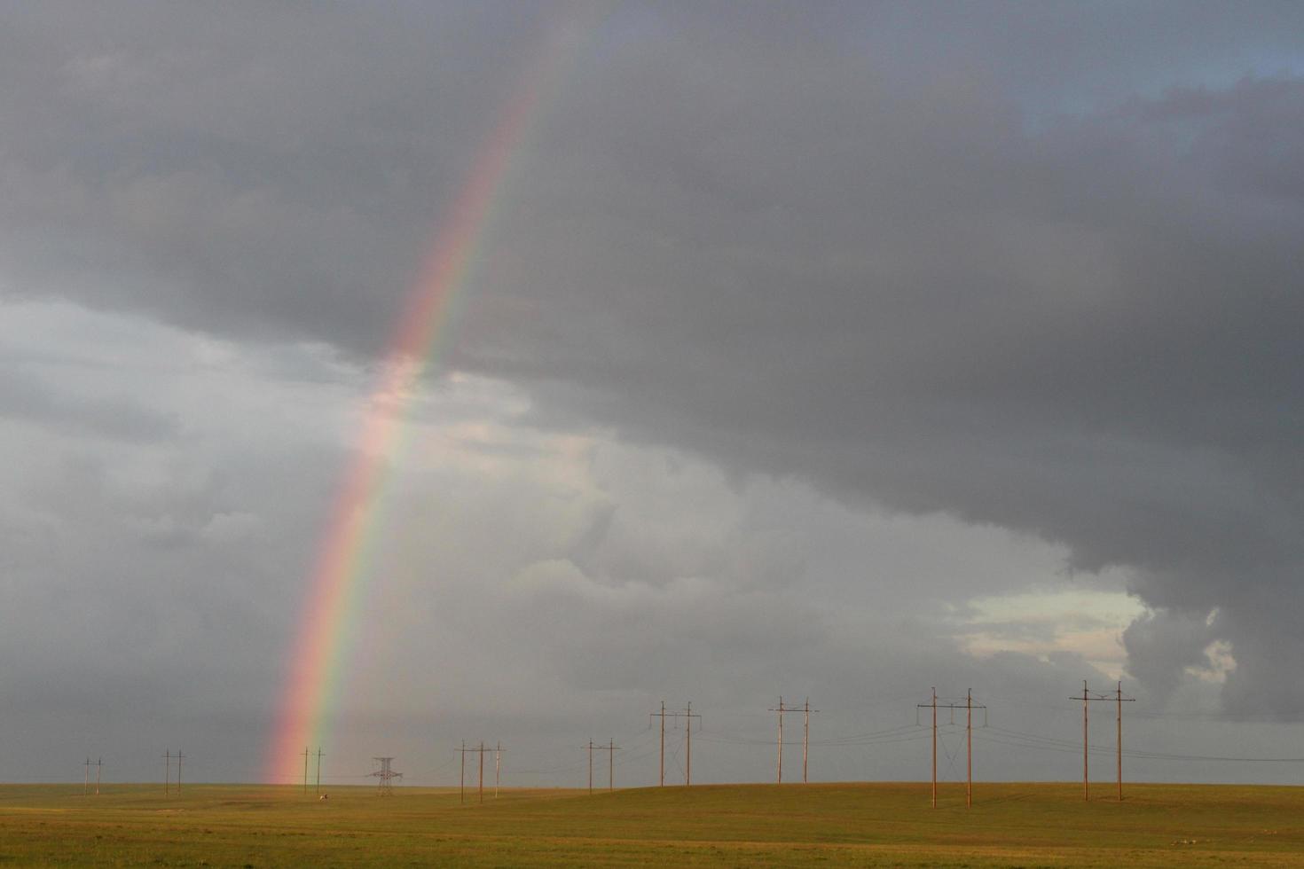 landschap met regenboog in een bewolkt lucht foto