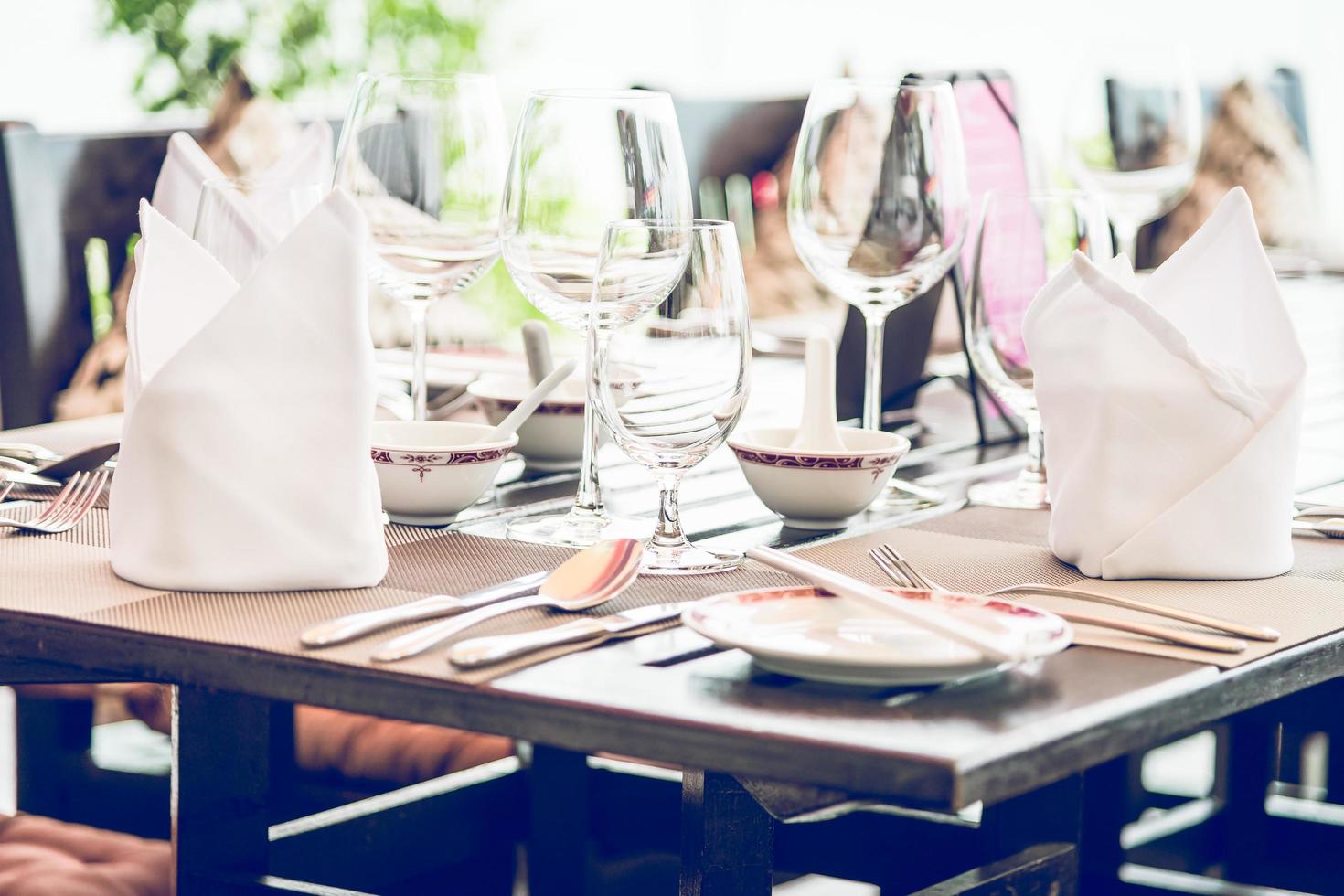 eettafel in het restaurant van het hotel foto