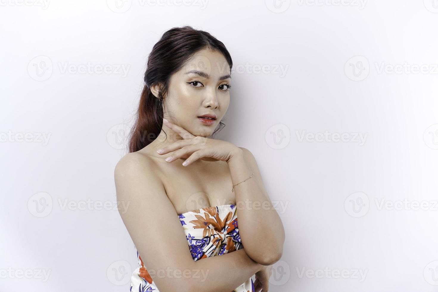 Aziatisch schoonheid vrouw met schoon gezond huid natuurlijk maken omhoog spa concept lang paardenstaart haar- foto