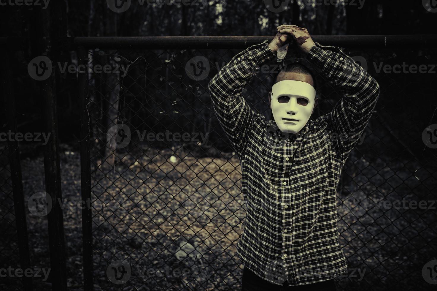 Aziatisch knap Mens slijtage wit masker, moordenaar mannetje begrip, halloween festival poster foto