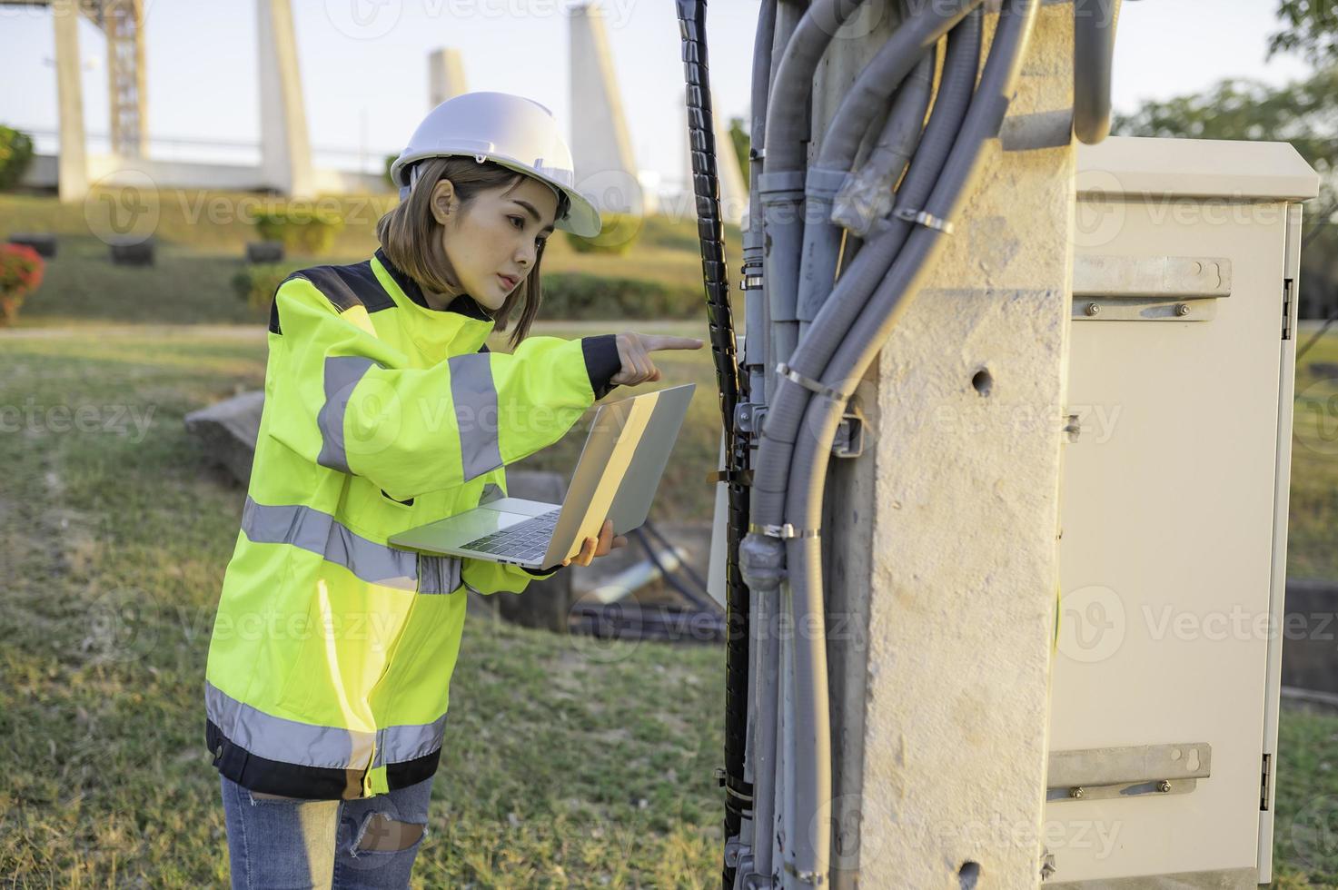 milieu-ingenieurs inspecteren de waterkwaliteit, brengen water naar het laboratorium om te testen, controleren het mineraalgehalte in water en bodem, controleren op verontreinigingen in waterbronnen. foto