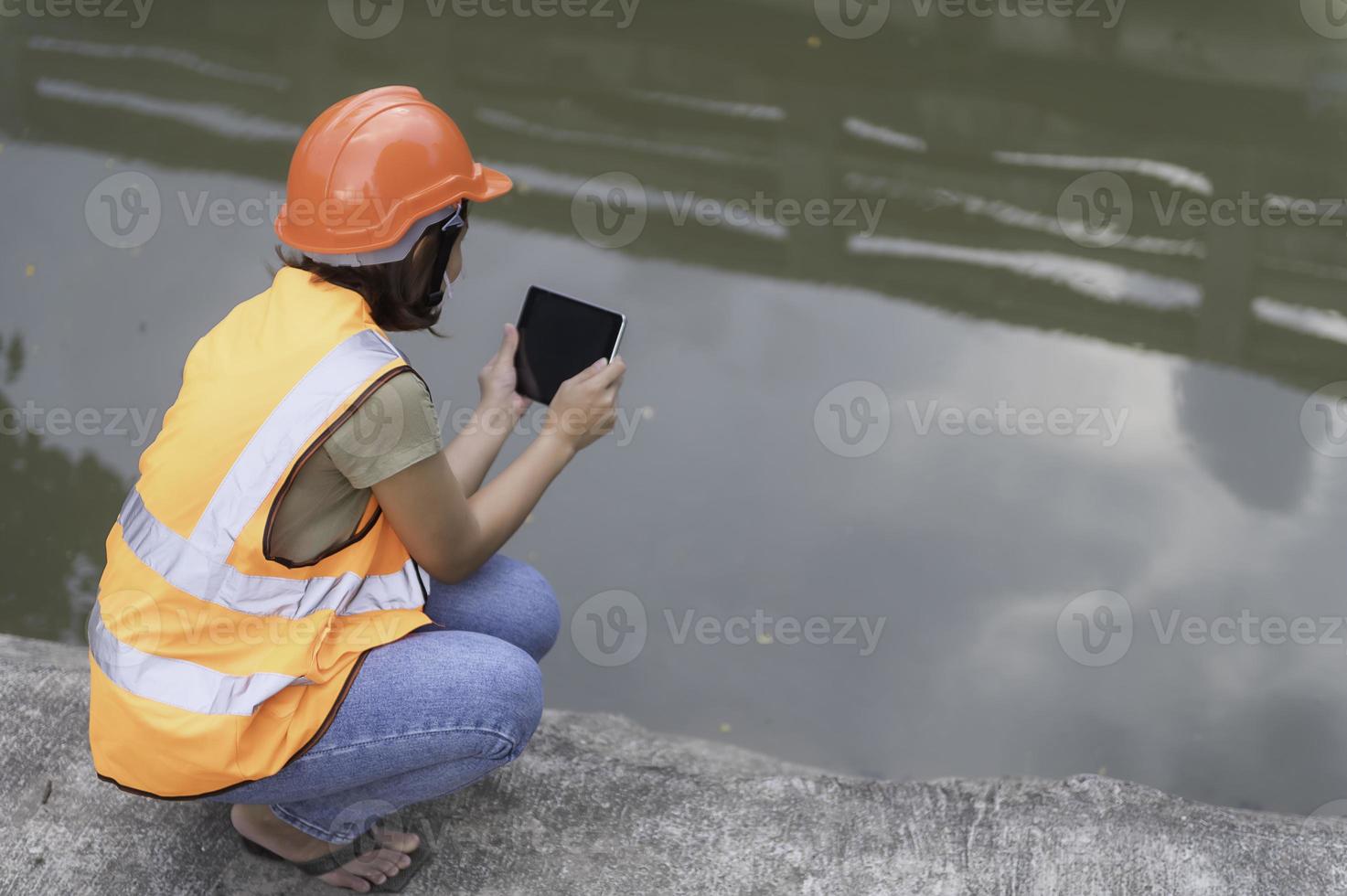 een Geavanceerd elektrisch ingenieur inspecteert de elektrisch systeem van de waterleiding, onderhoud technici voor de controle systeem van de afvalwater behandeling systeem foto