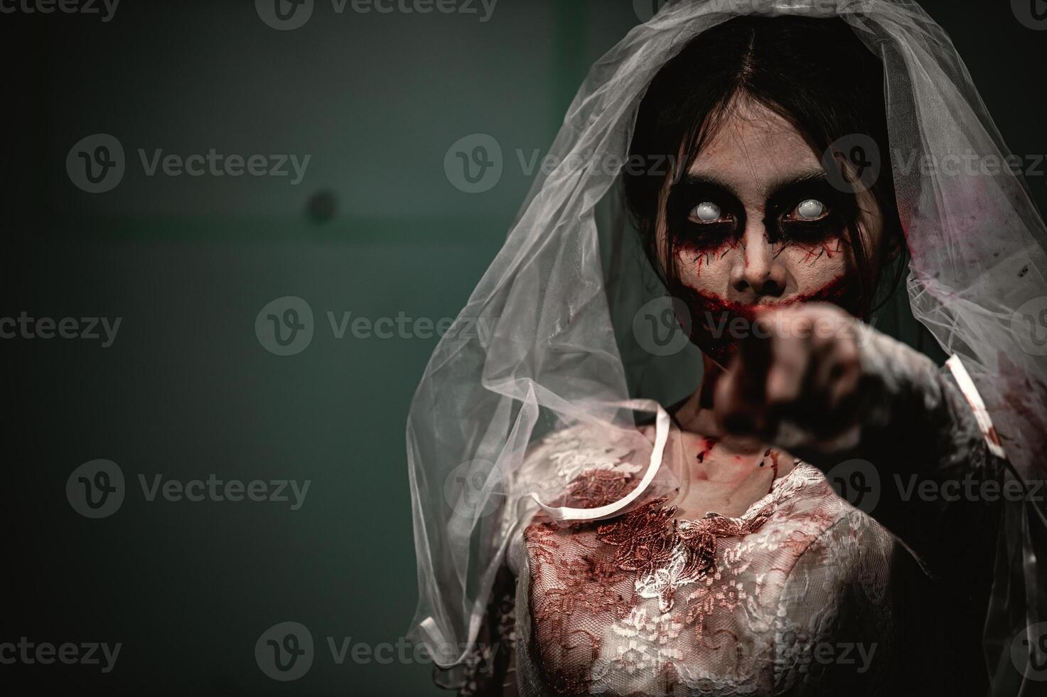 halloween festival concept, Aziatisch vrouw bedenken geest gezicht, bruid zombie karakter, horror film behang of poster foto