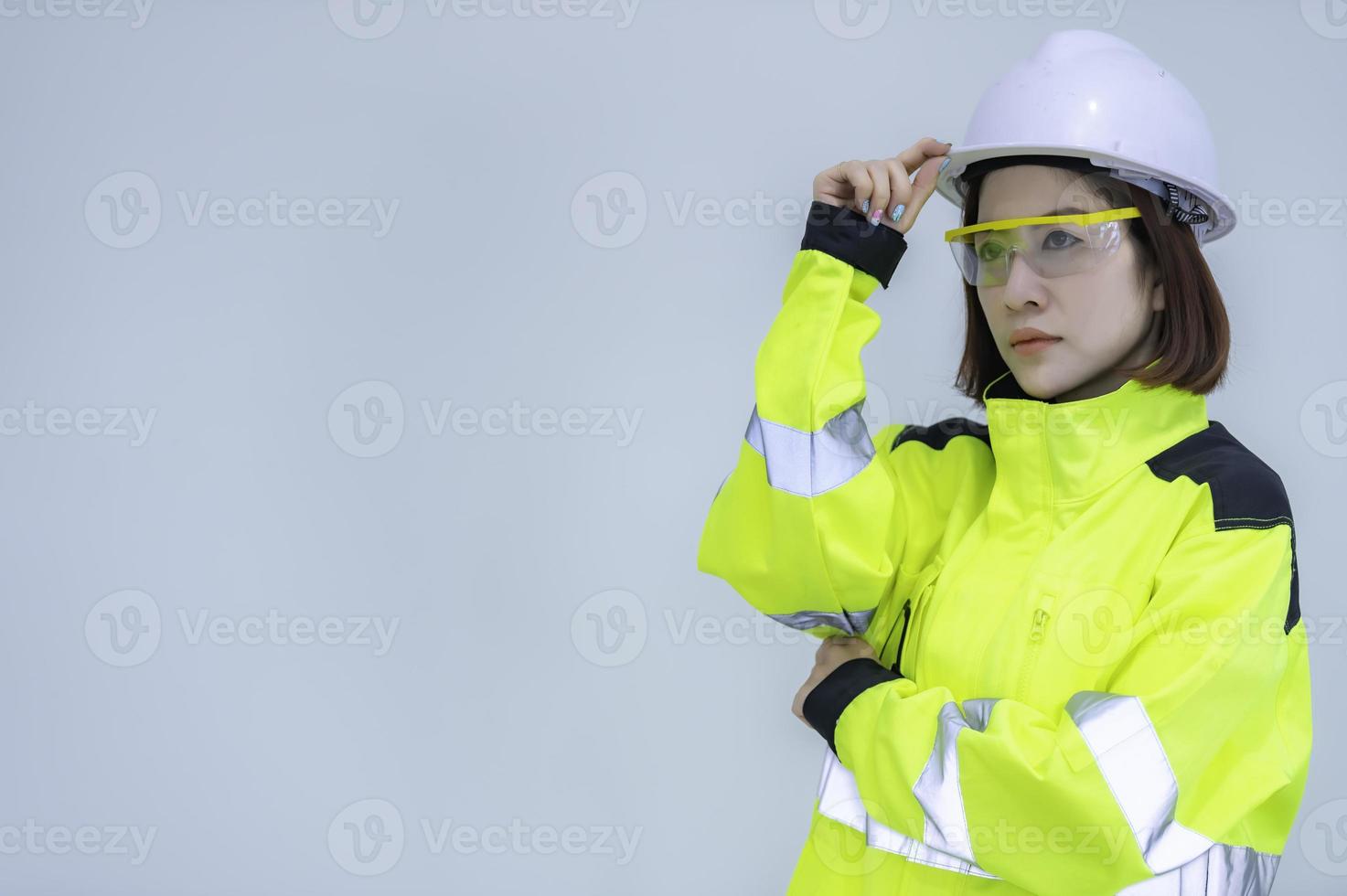 Aziatisch ingenieur werken Bij drijvend zonne- macht plant, hernieuwbaar energie, technicus en investeerder zonne- panelen controle de panelen Bij zonne- energie installatie foto