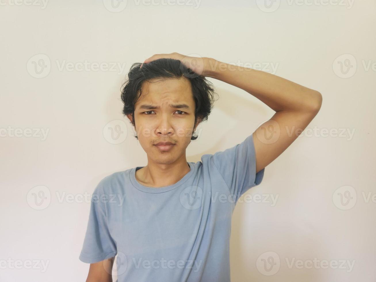 geschokt gezicht van Aziatisch Mens krijgen kaal en verloren haar- in geïsoleerd wit achtergrond foto