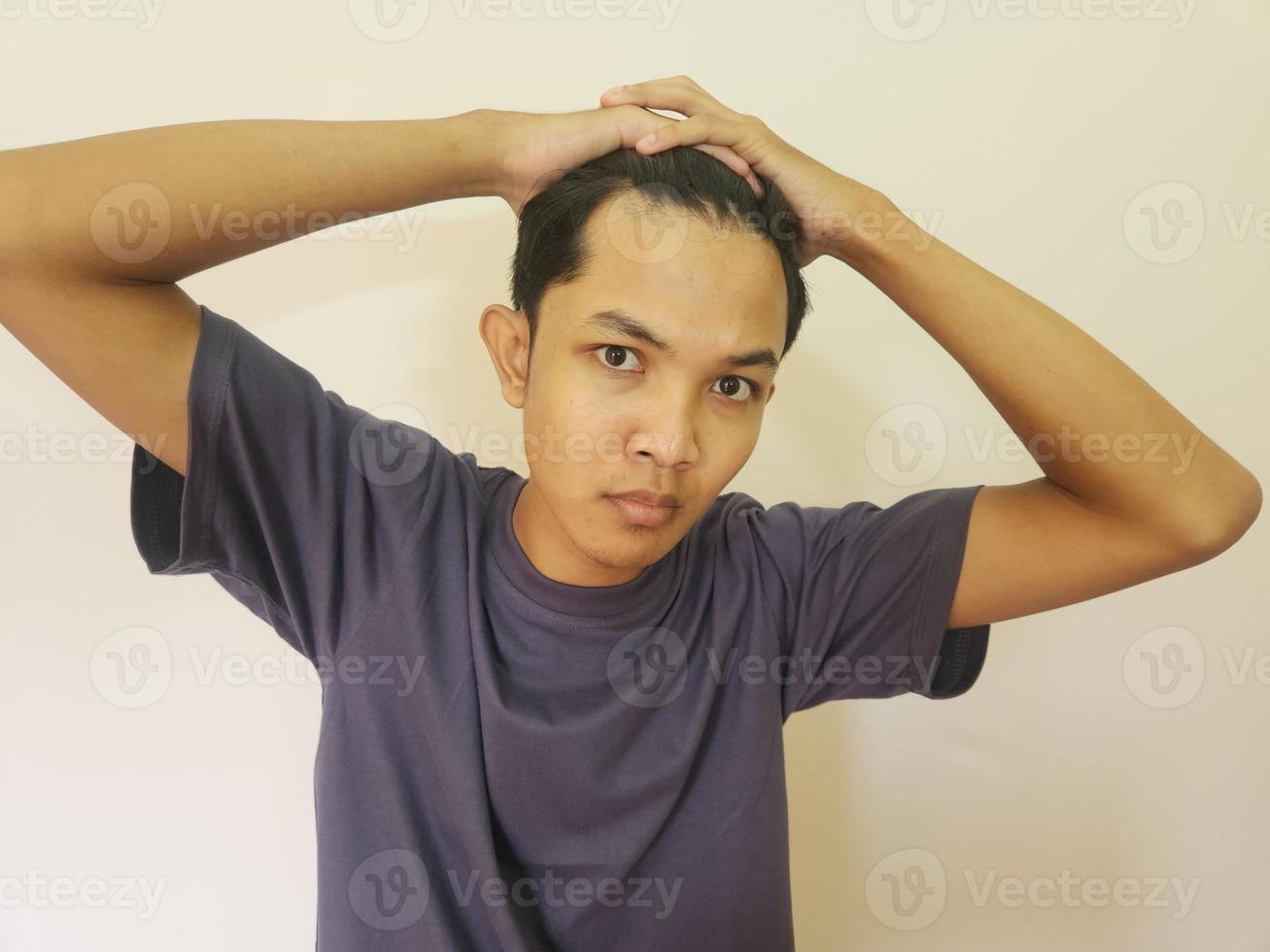 geschokt gezicht van Aziatisch Mens krijgen kaal en verloren haar- in geïsoleerd wit achtergrond foto