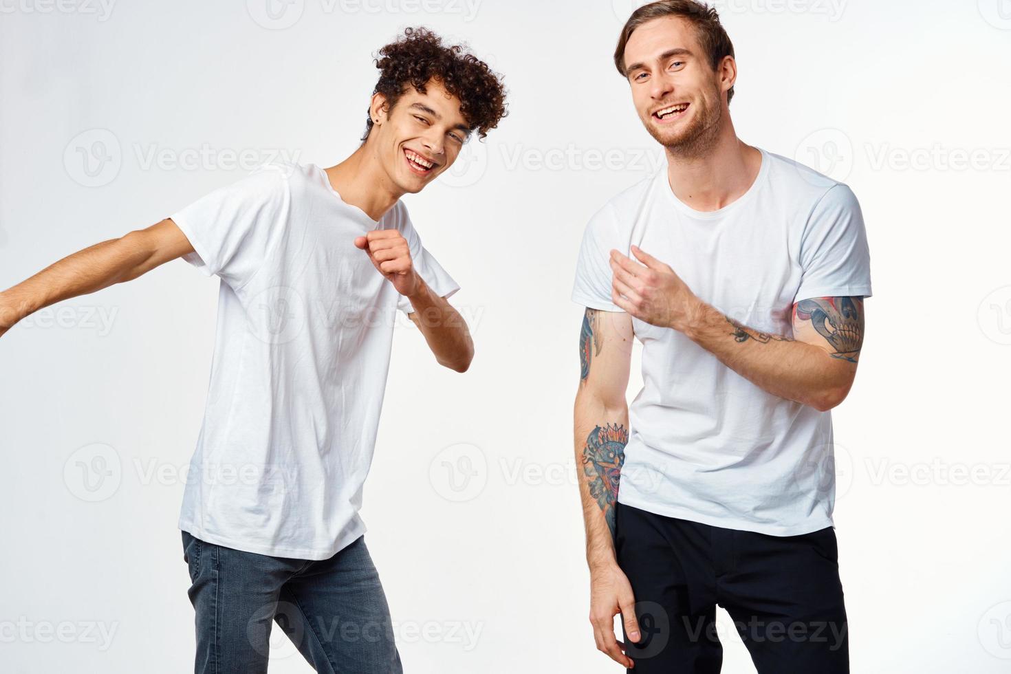 vrolijk vrienden in wit t-shirts emoties beweging foto