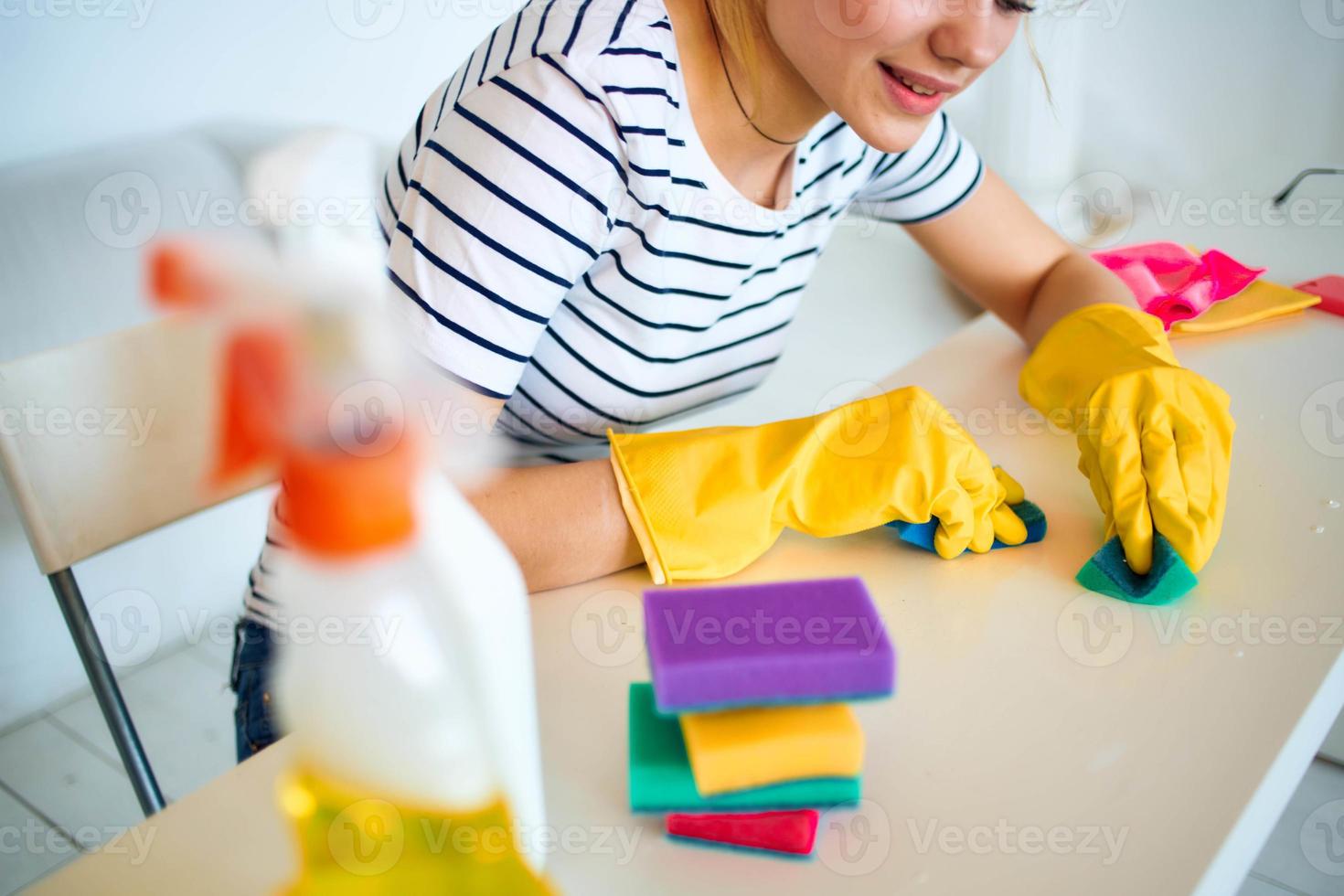 vrouw reinigt spons tafel huishouden schoonmaak onderhoud levensstijl foto