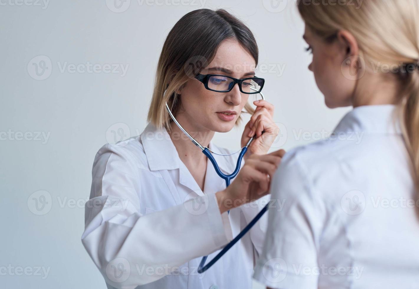 professioneel dokter vrouw met stethoscoop en hartslag Gezondheid geduldig licht achtergrond foto