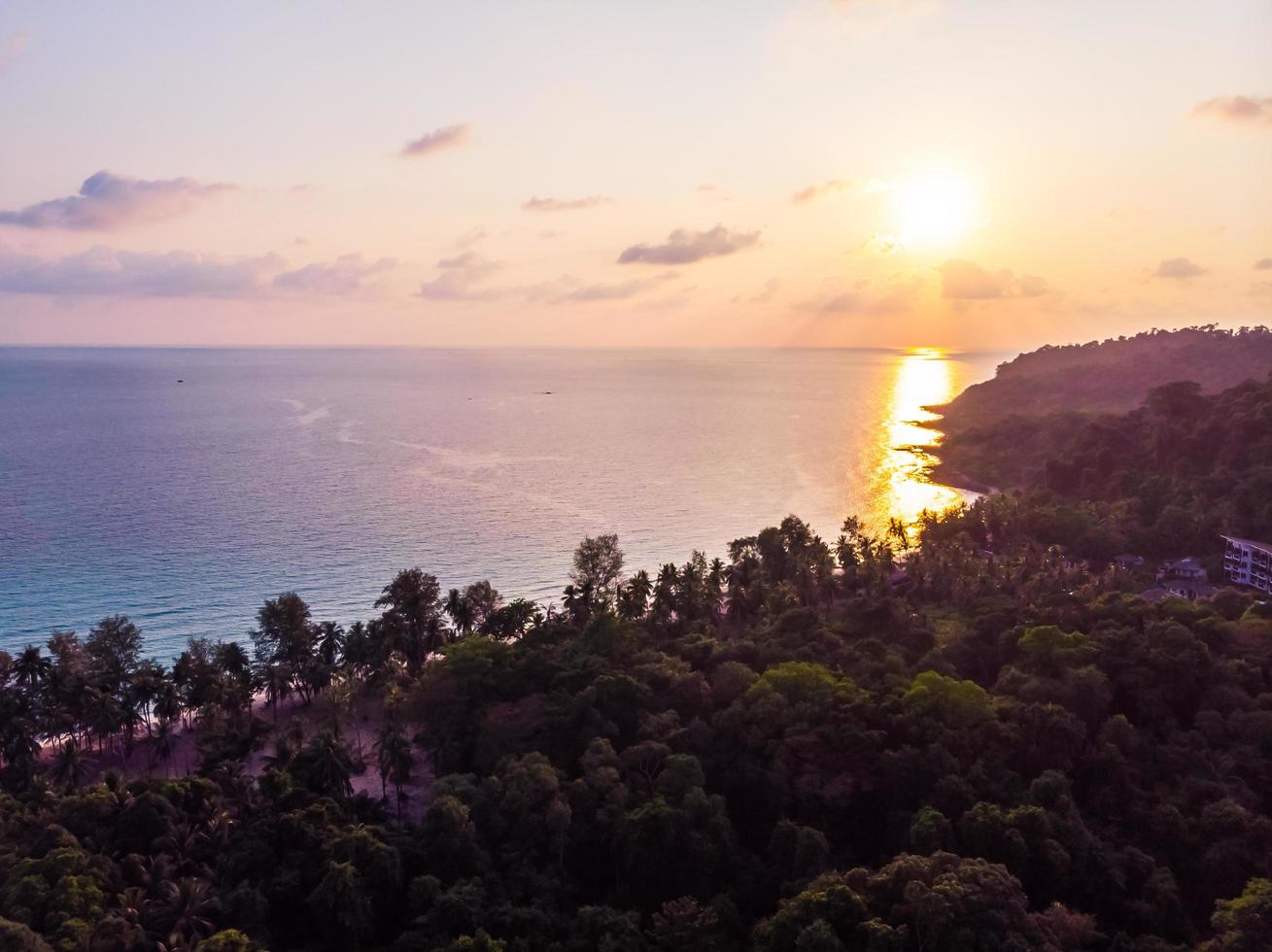 luchtfoto van prachtig strand en zee met coconut palmboom op zonsondergang tijd foto