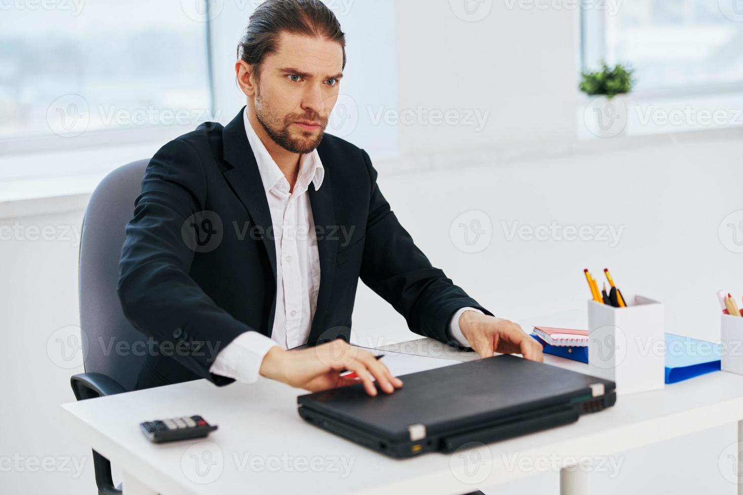 manager werk emoties in voorkant van laptop baas foto