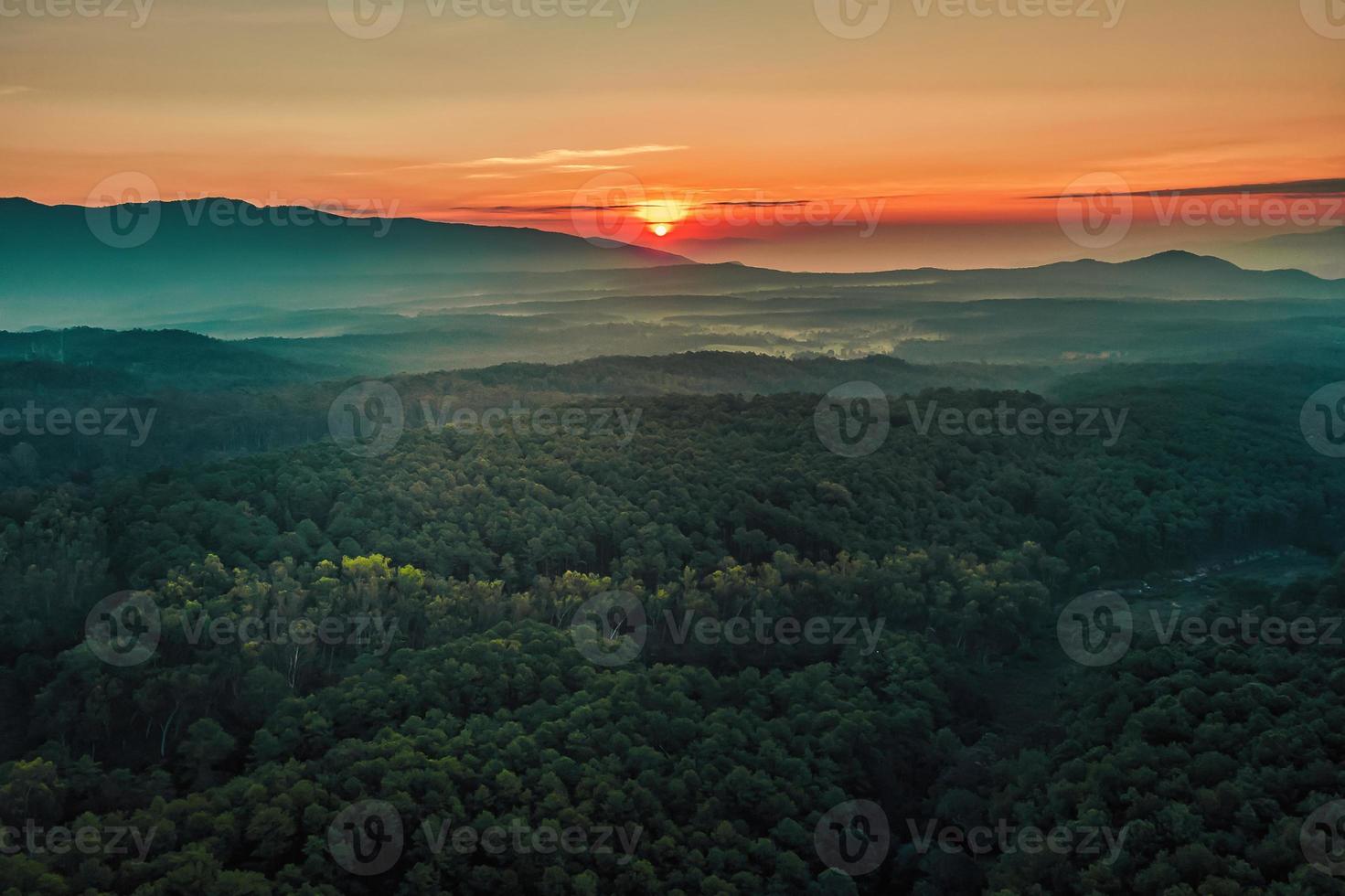 antenne visie van zonsopkomst over- mountian en pijnboom boom in Chiang mai provincie, Thailand. foto