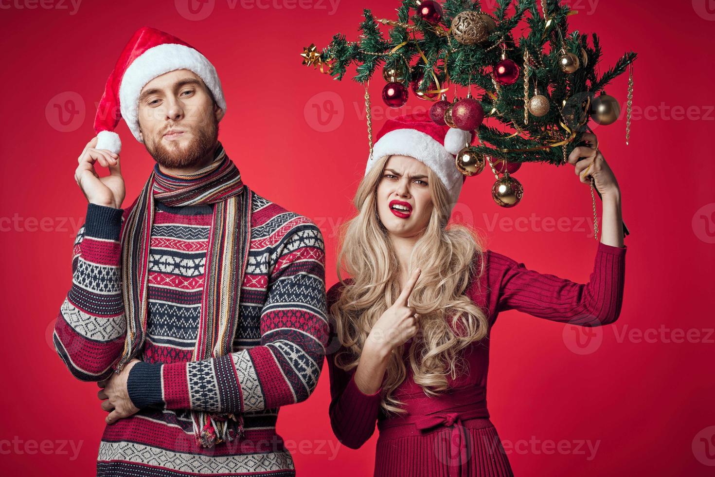 jong paar in nieuw jaar kleren samen vakantie emoties vrolijk Kerstmis foto