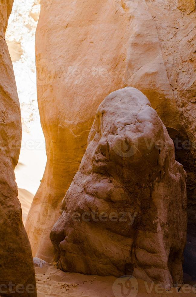 licht en schaduw op steen foto