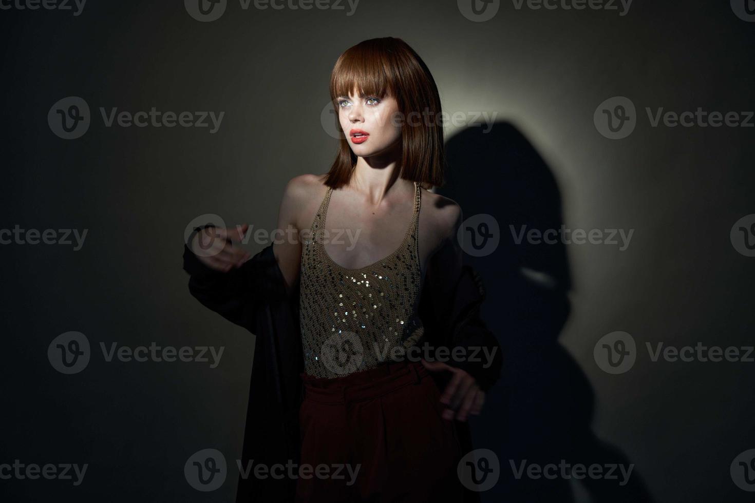 disco mooi vrouw jas donker kamer bijgesneden visie foto