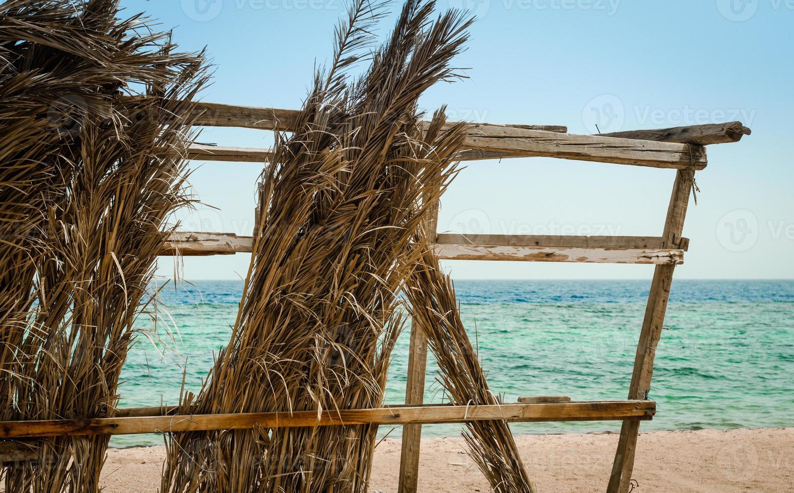 close-up van een vervallen hut op het strand foto