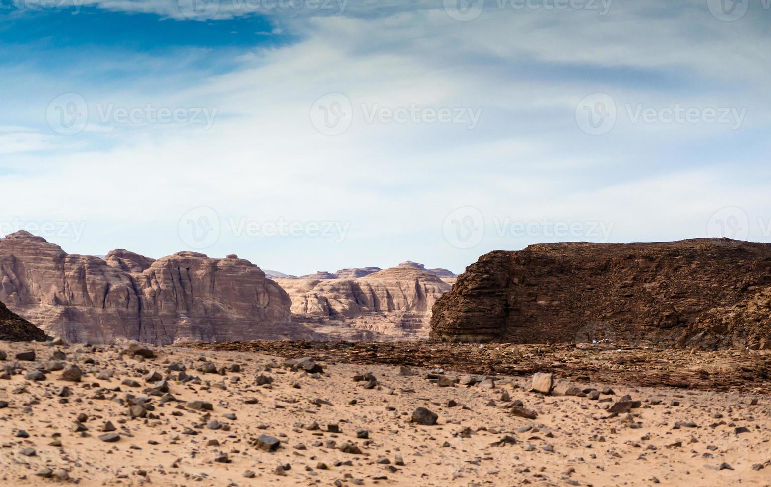 blauwe lucht boven een canyon foto