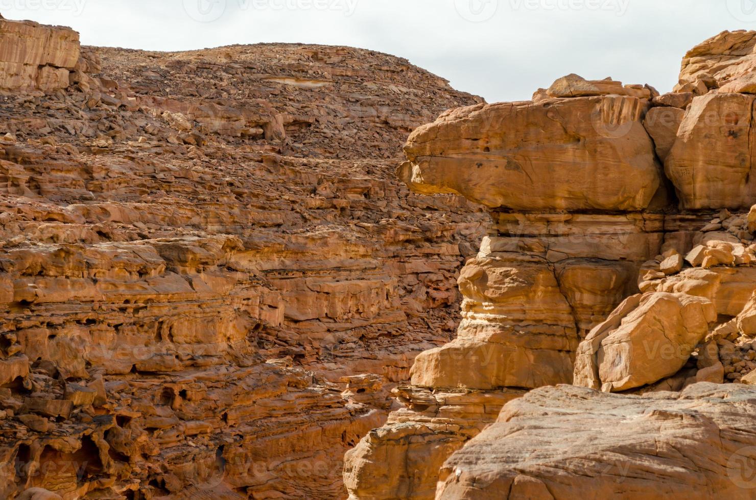 rotsformaties op een canyon foto