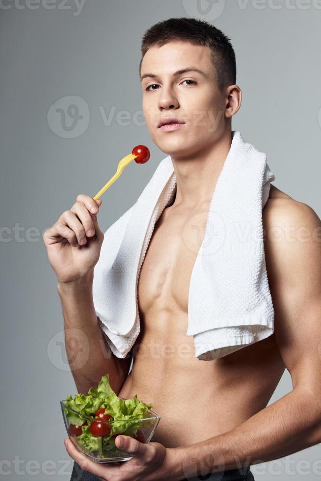 naar Mens met handdoek Aan schouders gezond voedsel vers salade training geïsoleerd achtergronden foto