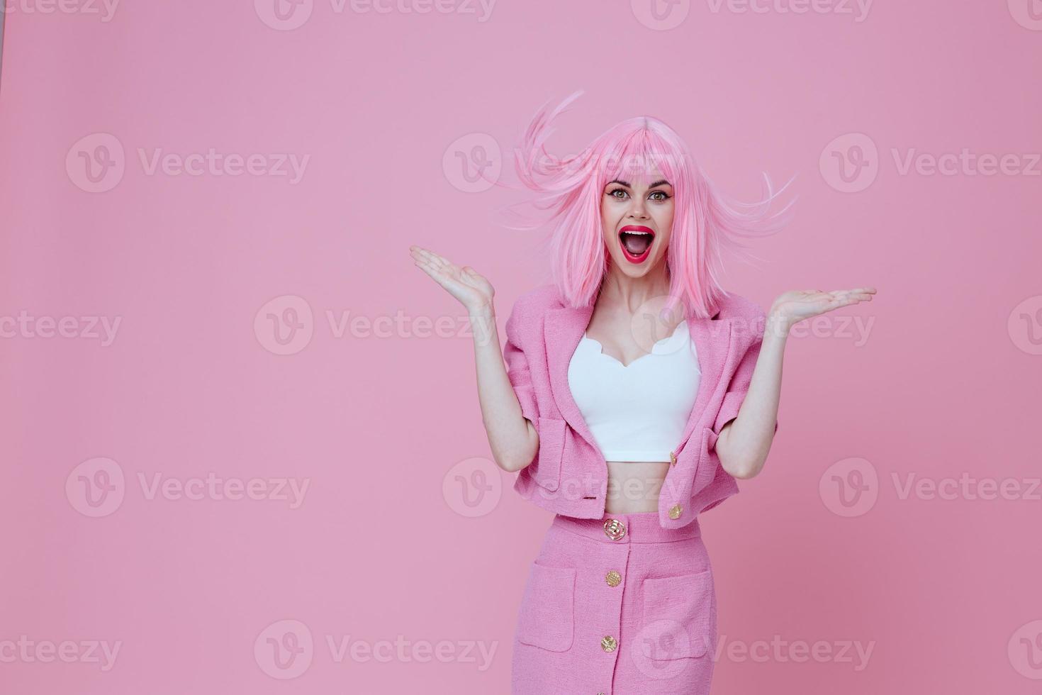 mooi modieus meisje helder bedenken roze haar- aantrekkingskracht roze achtergrond ongewijzigd foto
