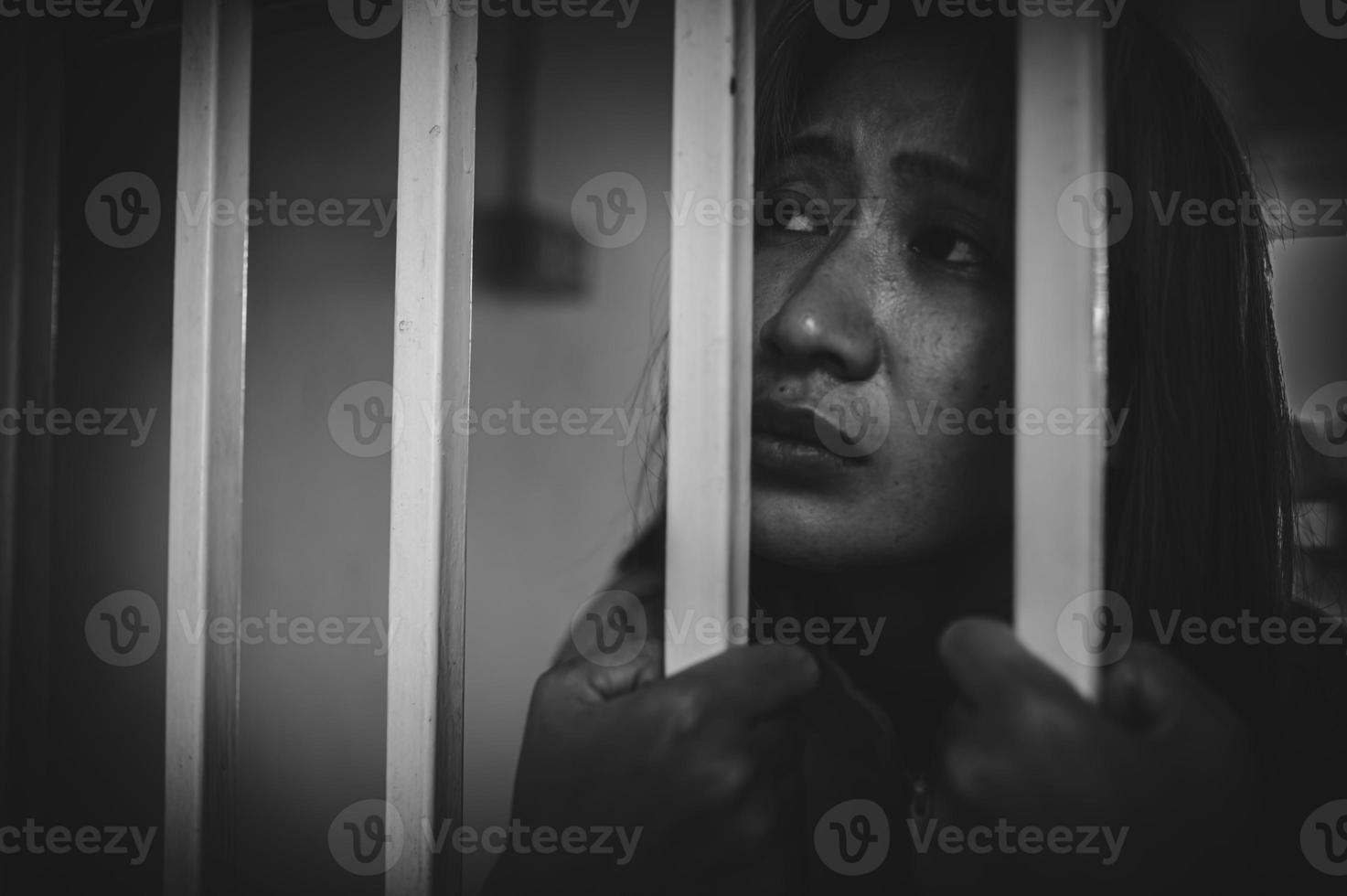 handen van Dames ten einde raad naar vangst de ijzer gevangenis, gevangene concept, thailand mensen, hoop naar worden gratis, als de schenden de wet zou worden gearresteerd en gevangen gezet. foto