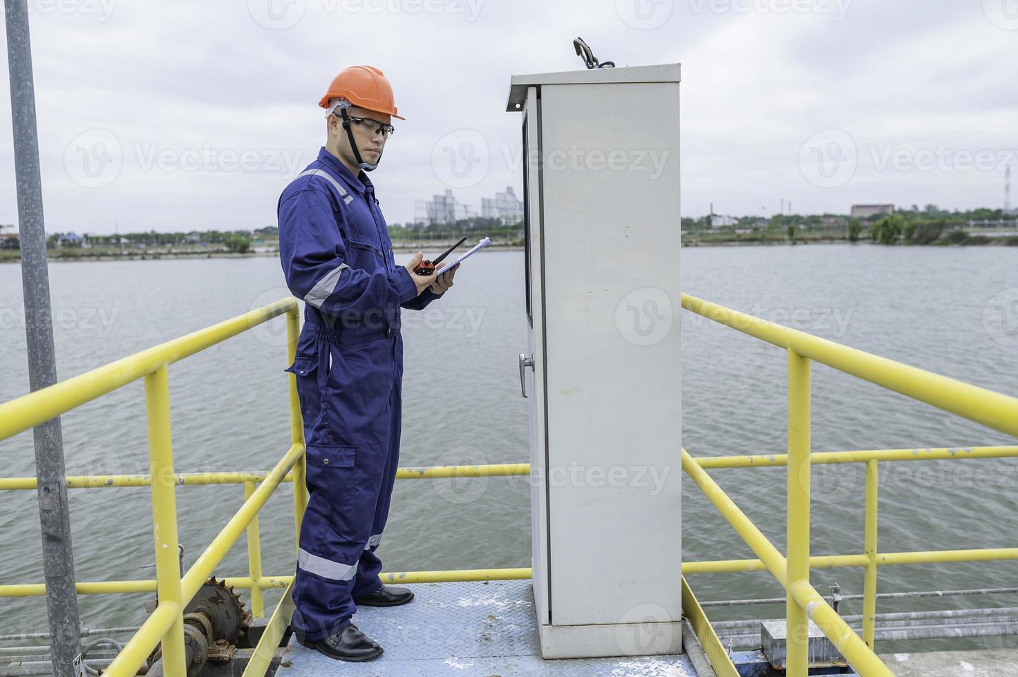 water fabriek onderhoud technici, mechanisch ingenieurs controleren de controle systeem Bij de water behandeling fabriek. foto