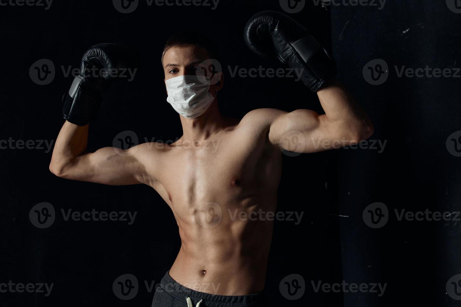 vent in medisch masker atleet naakt torso bodybuilder foto